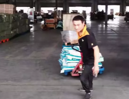 條件差的地面，該怎么使用手動(dòng)液壓搬運(yùn)車