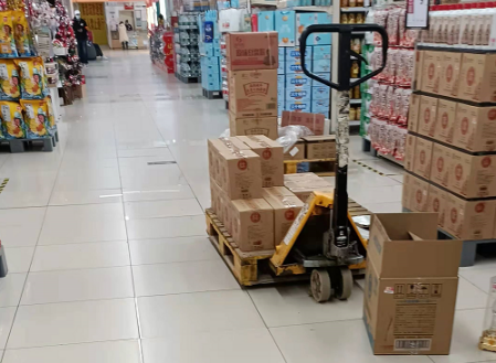 元旦超市備貨忙，手動液壓搬運(yùn)車來助力