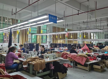 中非經(jīng)貿產(chǎn)業(yè)園庫房工作人員使用手動液壓搬運車搬運貨物