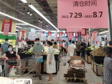 石家莊兩大知名連鎖超市撤店，店員用液壓搬運(yùn)車搬運(yùn)貨柜