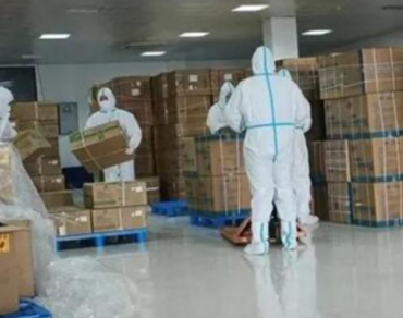 為保供，消防員利用手動液壓搬運車調(diào)運物資