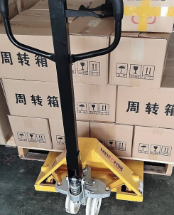 工廠庫房比較擁擠，用手動(dòng)托盤搬運(yùn)車比較適宜